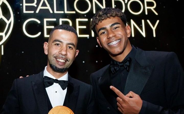 Ayah Lamine Yamal berpose bersama Lamine Yamal di acara Ballon d'Or 2025 mengenakan setelan jas hitam, memperlihatkan ekspresi bahagia meskipun kontroversi Ayah Lamine Yamal Marah masih ramai diperbincangkan.