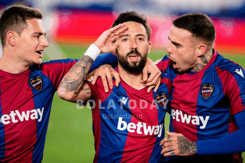 (Pemain Levante Morales melakukan selebrasi)