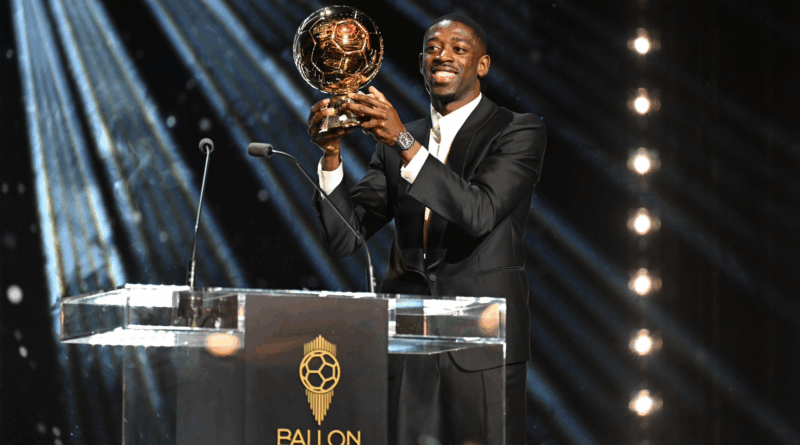 Ousmane Dembélé mengangkat trofi Ballon d'Or di atas panggung setelah diumumkan sebagai pemenang