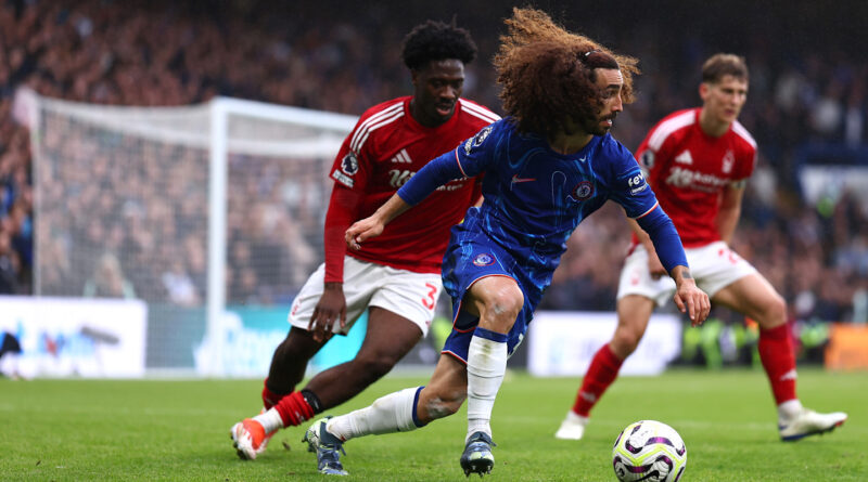 Pemain Nottingham Forest dan Chelsea berebut bola dalam laga Premier League 18 Oktober 2025 di City Ground.